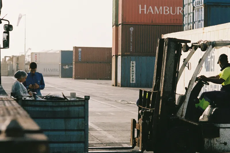 รถโฟล์คลิฟต์ : การใช้งานและประโยชน์ในงานขนส่ง